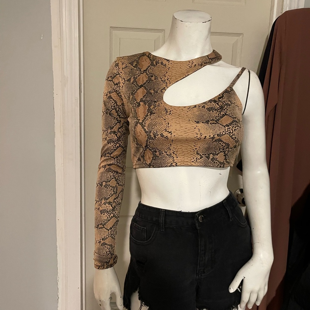 Sexy Snake 🐍 - NastyGal cut out top, size 6